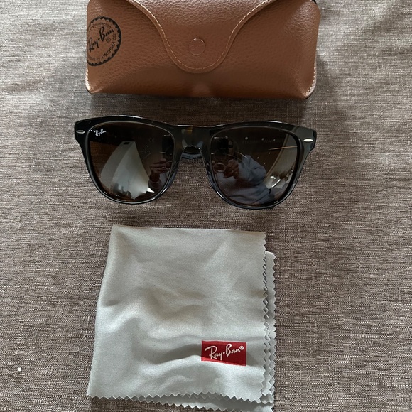 RAY BAN WOMENS WAYFARER FOLDING CLASSIC SUNGLASSES EUC - Picture 1 of 11